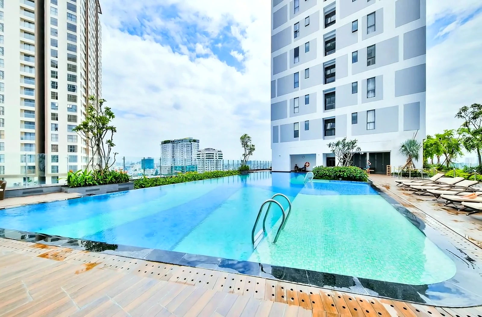 Khu vực hồ bơi tầng 7 RiverGate Residence