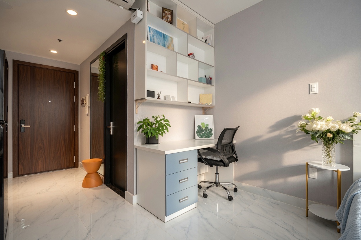 Góc làm việc trong Studio RiverGate với bàn, kệ và lối vào gọn gàng